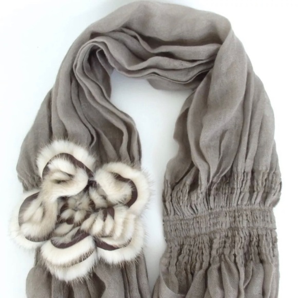 FENDI Sellaria Flower Fur Stall Cashmere/Silk Blend Scarf - Picture 10 of 16